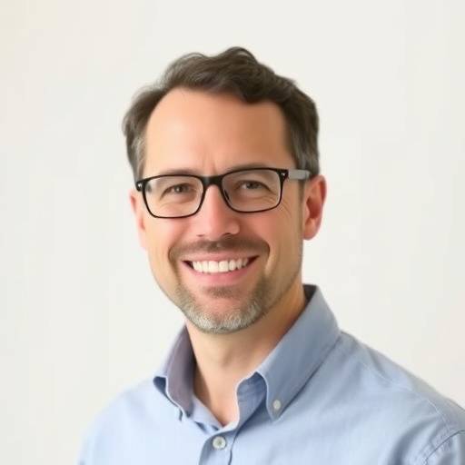 Portrait de Dr. Pierre Girard, un professeur souriant portant des lunettes et une chemise, visiblement expert en science des données.